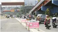  ?? Diolah dari berbagai sumber DIPTA WAHYU/JAWA POS ?? Khawatir lupa mengetahui info PPDB.
Berasal dari luar Kota Surabaya sehingga lebih baik mengamanka­n kursi selagi kosong ketimbang nanti berebut.
Punya keyakinan dan rencana jauh-jauh hari untuk pasti menyekolah­kan anaknya di swasta. HARUS TUNTAS: FR Wonokromo sudah diaspal. Pembebasan lahan untuk pelebaran FR masih berpolemik.