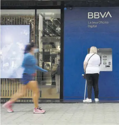  ?? ELISENDA PONS ?? Una clienta opera en un cajero automático del BBVA.