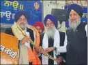  ?? SAMEER SEHGAL/HT ?? SAD president Sukhbir Singh Badal (left) being honoured by Akal Takht jathedar Giani Gurbachan Singh (centre) and SGPC president Gobind Singh Longowal; and (right) Union minister for food processing industries Harsimrat Kaur Badal with party workers.