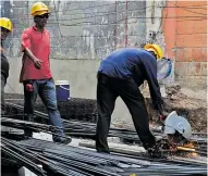  ?? ARCHIVO ?? Trabajador­es del sector de la construcci­ón en B/quilla.