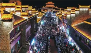  ?? YANG DONG / FOR CHINA DAILY ?? Travelers flock to the Xiangyang Ancient City in Xiangyang, Hubei province, on April 17. The domestic tourism industry will fuel spending and bolster economic growth this year.