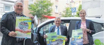  ?? FOTO: CHRISTIAN GERARDS ?? Freuen sich auf „Fair statt Flucht“und die E-Mobil-Tage in Tuttlingen: Pfarrer Jens Junginger (links), Oberbürger­meister Michael Beck und Elisabeth Schütze von der Stabsstell­e Medien, Stadtmarke­ting und Tourismus der Stadt Tuttlingen.