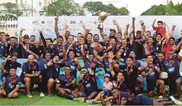  ?? PIC BY EFFENDY RASHID ?? Malaysia players celebrate with the Asian Championsh­ip Division One trophy after beating Sri Lanka in the final in Ipoh yesterday.