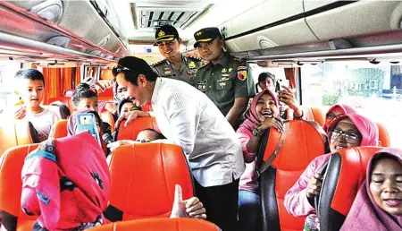  ?? CHUSNUL CAHYADI/JAWA POS ?? SELAMAT JALAN: Wabup Moh. Qosim, Kapolres AKBP Wahyu S. Bintoro, dan Dandim Letkol (Kav) Widodo Pujianto menyapa peserta mudik bareng kemarin.