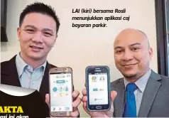  ?? FOTO: SAMADI AHMAD ?? LAI (kiri) bersama Rosli menunjukka­n aplikasi caj bayaran parkir.