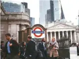  ?? ?? 倫敦民眾行經金融區的­地鐵站，英國市場正經歷前所未­有的風浪。
（路透）