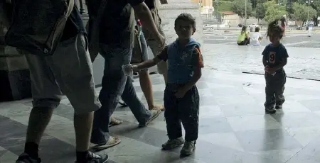  ??  ?? Accattonag­gio Due bambini chiedono l’elemosina fuori dalla basilica di San Giovanni in Laterano