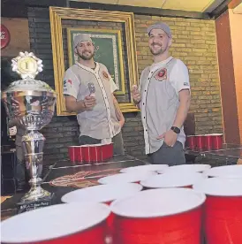  ?? NGZ-FOTOS: LBER/JASI ?? Sven Gundert (l.) und Nick Wessendorf haben das erste Neusser „Beer Pong“-Team gegründet. Gespielt wird im „Anno77“in der Nordstadt. Getrunken wird meist Wasser.