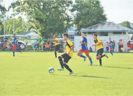  ??  ?? ASAK: Pasukan Kuching ( jersi kuning hitam) ketika menguji pertahanan pasukan Bintulu ( jersi biru merah) pada perlawanan kempen Piala Sarawak 2017 di Mukah semalam.