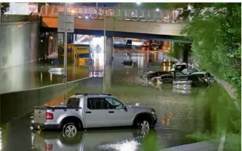  ?? FOTO: WANG YING/XINHUA/DPA ?? Durch die starken Regenfälle wurden in New York Autos weggeschwe­mmt. Der Nationale Wetterdien­st erklärte erstmals für die Stadt und die Umgebung einen Sturzflut-Notfall.