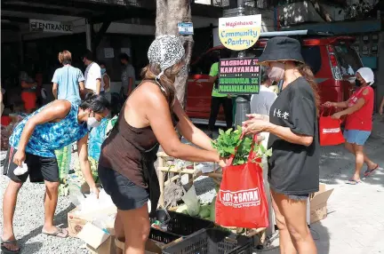  ?? PHILIPPINE STAR/MICHAEL VARCAS ?? A COMMUNITY PANTRY set up along Maginhawa St., Quezon City, April 18.