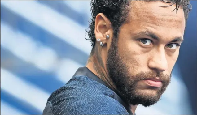  ??  ?? Neymar, en una imagen reciente durante un entrenamie­nto con el París Saint Germain.