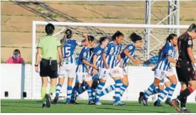  ?? JUAN CARLOS VÁZQUEZ ?? Las jugadoras del Sporting celebran el gol conseguido ante la Real Sociedad.