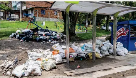  ?? FOTO ?? Aunque la comunidad de la calle 103 con carrera 80 (Doce de Octubre) se queja porque muchos convirtier­on este sitio en depósito de basura y escombros, ha sido imposible frenar esta costumbre.