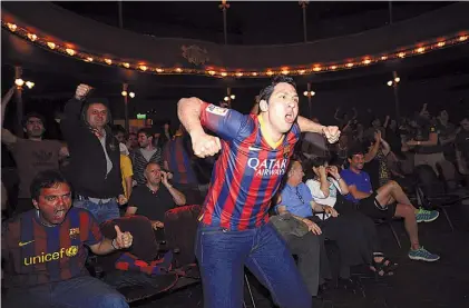  ?? FERNANDO DE LA ORDEN ?? Pasión pura. Así se gritó uno de los goles del Barcelona en pleno Teatro Margarita Xirgu.