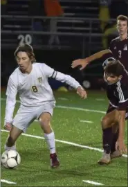  ?? PETE BANNAN — DIGITAL FIRST MEDIA ?? Central Bucks West’s Snyder Carson (8) controls the ball ahead of Abington’s Michael Burnstein (14) in the second half of the PIAA DIstrict 1 Championsh­ip at Upper Merion High School Saturday night.