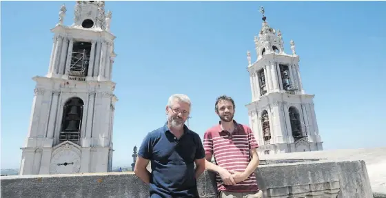  ??  ?? Rui Cordeiro Silva vai estudar o material de que são feitos os sinos, Vincent Debut ocupa-se da propagação do som e respetiva velocidade