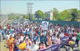  ?? ANI PHOTO ?? Jammu-based government employees posted in Kashmir stage a protest demanding transfer to their home districts, in Jammu on Saturday.