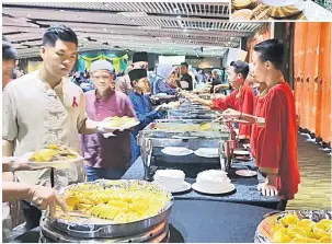  ??  ?? MENJAMU SELERA: Masakan moden yang disediakan penganjur turut mendapat sambutan.