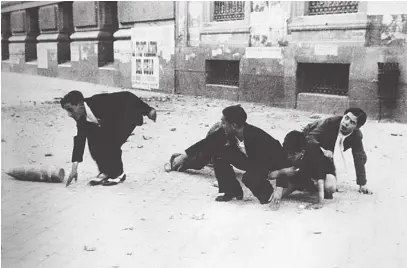  ?? ART PROJECT ?? Jóvenes madrileños se refugian de los disparos durante el asedio de 1936