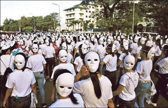  ?? JOVEN CAGANDE ?? Students and employees from the government and private sector walk along Roxas Boulevard in Manila as part of Alay Lakad 2018 yesterday. The Alay Lakad Foundation Inc., whose honorary chairperso­n is President Duterte, organized the ‘walk for a cause’ to mark its 46th year and raise funds for the benefit of out-of-school youth.