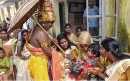  ?? — PTI ?? An artist dresses up as Mahabali King Maveli shakes hands with a child during Onam celebratio­ns at a flood relief camp in Kochi on Saturday.