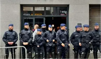  ?? ?? La police monte la garde devant l'entrée principale du lieu de l'événement, alors que la conférence sur le conservati­sme national se tient à Bruxelles, le mardi 16 avril 2024.