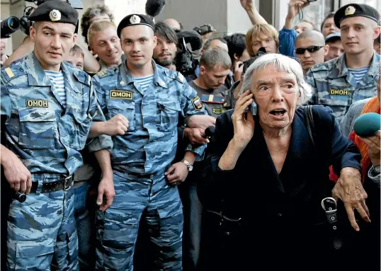  ?? AP ?? Lyudmila Alexeyeva, then 82, at a riot-police cordon in Moscow in 2009, where she was taking part in an unsanction­ed anti-Kremlin protest.