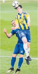  ?? Photo / Paul Taylor ?? Blues midfielder Patryk Misik challenges Wanderers player Oliver Chapman in Napier.