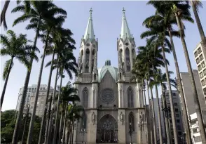  ??  ?? Catedral Metropolit­ana de São Paulo, na Praça da Sé