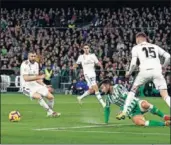  ??  ?? Valverde encaró para hacer el 0-2 y pisó la pelota para que Benzema finalizase, pero el balón quedó lejos de Karim.