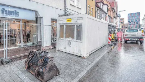  ?? FOTOS: PETER SCHLIPF ?? Ein Baucontain­er steht seit Freitag vor dem Geschäft Mode Funk. Gegen eine Container-Meile entlang der Bahnhofstr­aße wehren sich die Anlieger. Nach einem Vorort-Termin am Montag sollen bei einem weiteren Treffen am Dienstag Lösungen geprüft werden, mit...