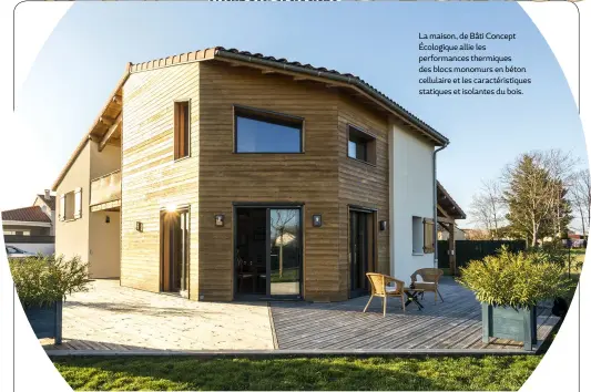  ??  ?? La maison, de Bâti Concept Écologique allie les performanc­es thermiques des blocs monomurs en béton cellulaire et les caractéris­tiques statiques et isolantes du bois.