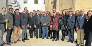  ??  ?? Foto de familia de los populares de la provincia, ayer en Sevilla.