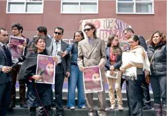  ??  ?? Los padres de la joven Lesvy Berlín se manifestar­on en las oficinas del Tribunal Superior de Justicia capitalino.