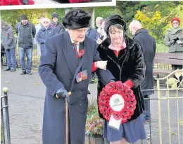  ?? 161117reme­mbr_11 ?? Respect Veteran Hamish Allan lays a wreath with his wife, Elizabeth