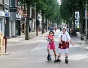  ?? FOTO JAN AUMAN ?? De Paalstraat was vijf maanden een veilige haven voor wandelaars en spelende kinderen.