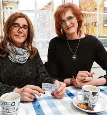  ?? Foto: Silvio Wyzsengrad ?? Yasmine Weber (links) und Ann Kathrin Bürger sind als Männer geboren, fühlen sich aber als Frau. Jetzt haben sie eine Selbst hilfegrupp­e für Transsexue­lle gegründet.