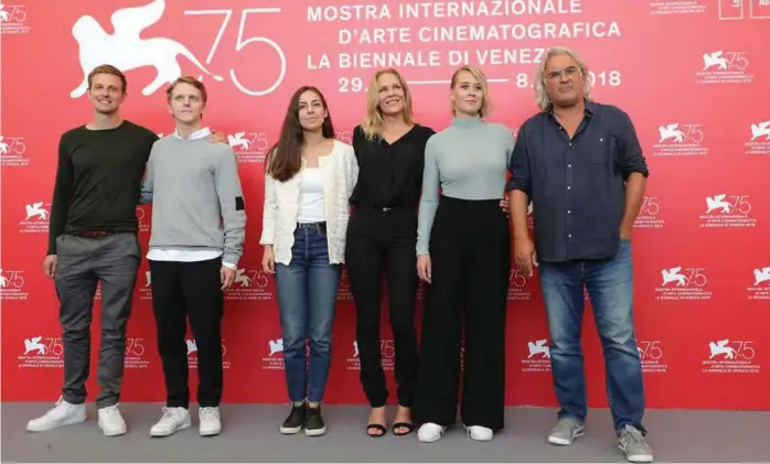  ?? ZUNINO CELOTTO / GETTY IMAGES EUROPE
FOTO: VITTORIO ?? Regissør Paul Greengrass (til høyre), Åsne Seierstad (nummer tre fra høyre) og skuespille­rne i filmen 22 July er samlet i Venezia under den første visningen av filmen.