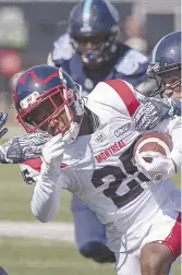  ??  ?? Ryan Carter, des Alouettes, tentent de se faufiler à travers la défensive des Argos, dans une rencontre disputée le 25 août à Moncton. - Archives