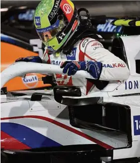  ??  ?? Geschafft, ins Ziel gekommen! Mick Schumacher steigt nach seinem GP-Debüt in Bahrain aus seinem Haas-Boliden.