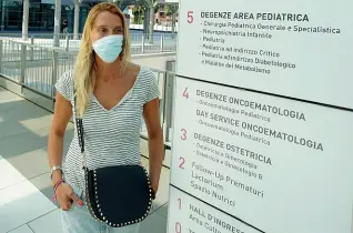  ??  ?? Borgo Trento Francesca Frezza, mamma di Nina, davanti all’ospedale della Donna e del Bambino