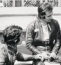  ??  ?? Right: Agostini, Alberto Pagani and Kim Newcombe chat, in 1972.