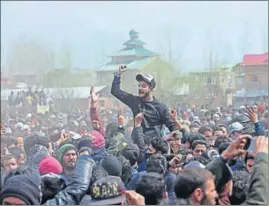  ??  ?? ■ People shout slogans during the funeral procession of slain militant Eesa Fazili in Srinagar on Monday. Fazili was one of the three militants killed in a gunfight with forces in Anantnag. WASEEM ANDRABI/HT