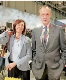  ?? FOTO: IMAGO ?? Friedrich Merz mit seiner Frau Charlotte, die aus Saarbrücke­n-St. Arnual stammt und heute Direktorin des Amtsgerich­ts Arnsberg im Sauerland ist.