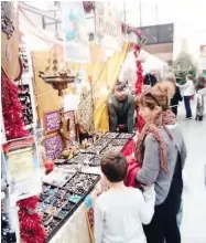  ??  ?? An mehr als 150 Ständen konnten man auch beim Caritas-Basar im Kongresspa­last stöbern.