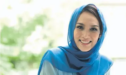  ?? ARCHIVO ?? Como estipula el Corán. La Hijab, típica indumentar­ia islámica, no limita la vida profesiona­l ni las actividade­s sociales de las mujeres.
