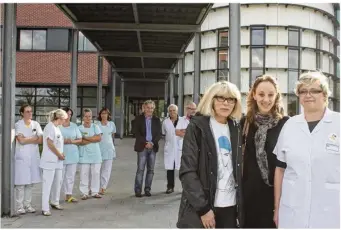  ??  ?? En octobre 2014, Mireille Darc était venue à la rencontre du personnel du centre hospitalie­r de Dieppe. (Photo d’archives)