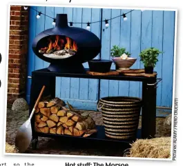  ??  ?? Hot stuff: The Morsoe Forno Outdoor Oven is £999. Inset: Cold Feet star Fay Ripley
thestoneba­keovencomp­any.