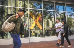  ?? Gabrielle Lurie / The Chronicle 2017 ?? People walk on Market Street between Fifth and Sixth streets, where 6x6, a mall completed two years ago, still awaits its first retail tenant.